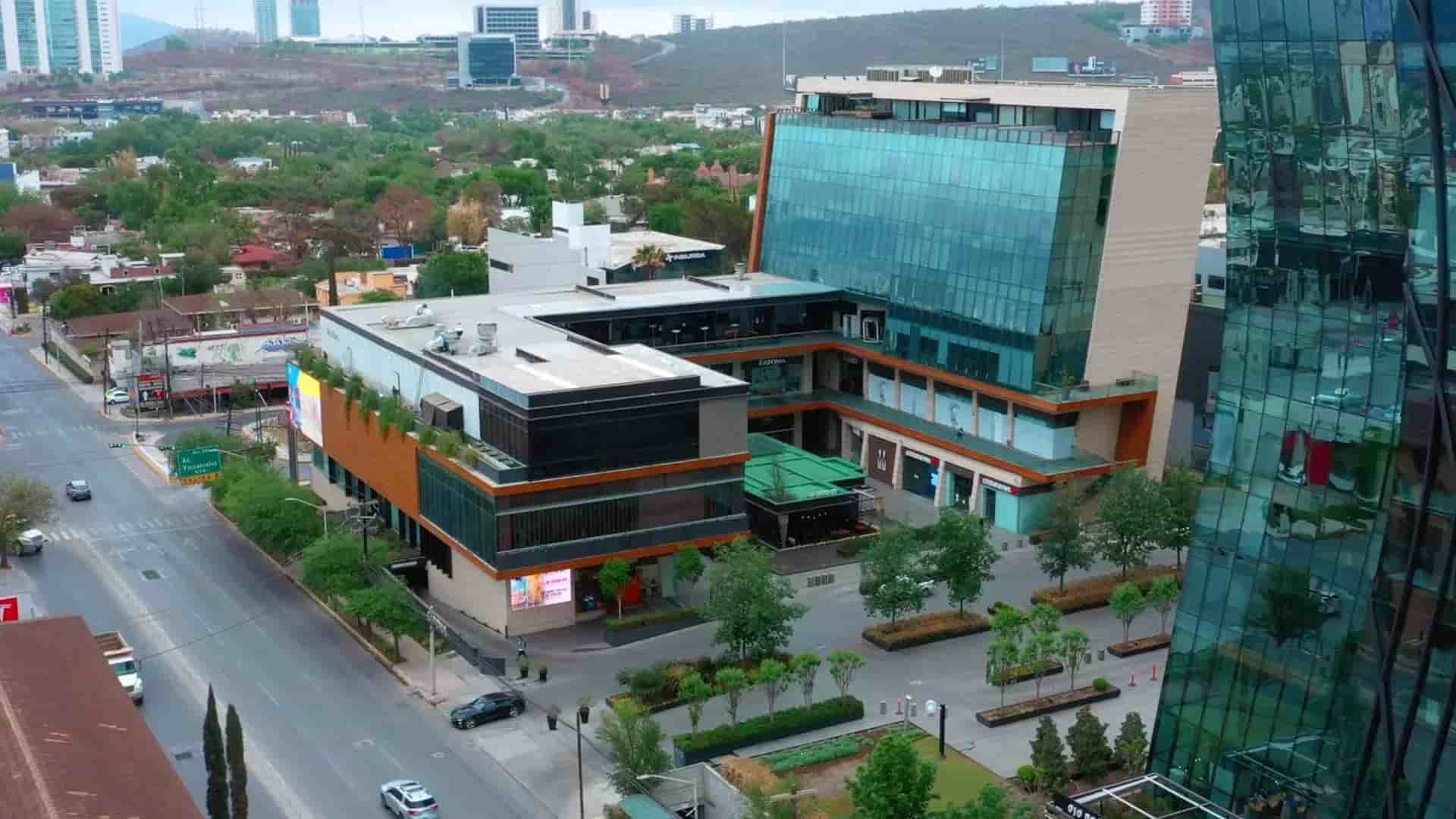 Fotografía real de un Parking que puedes rentar con SpotMe) de forma rápida y segura, ubicado en San Pedro Garza García, Nuevo León.