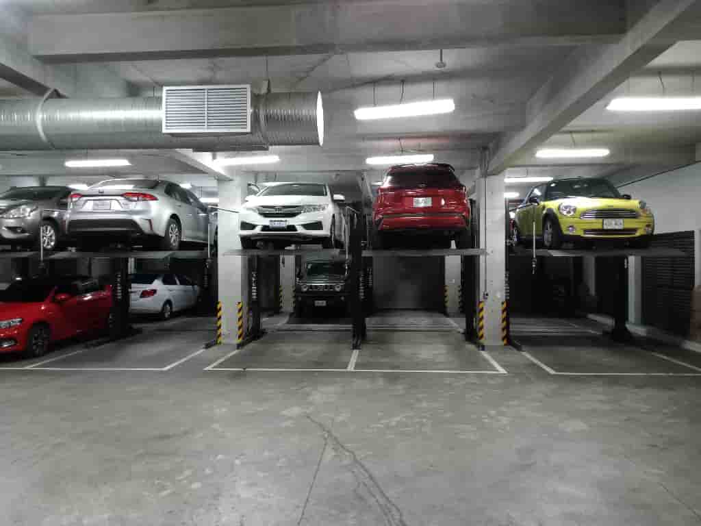 Fotografía real de un Parking que puedes rentar con SpotMe) de forma rápida y segura, ubicado en Lomas de Chapultepec, CDMX. - Foto 2
