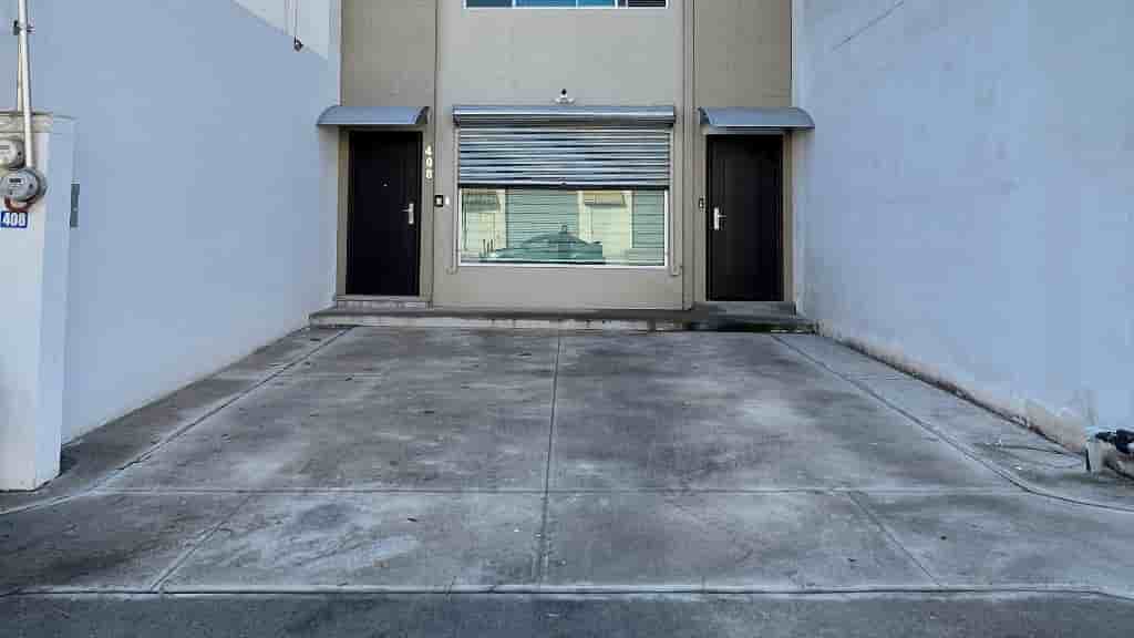 Fotografía real de un Estacionamiento que puedes rentar con SpotMe) de forma rápida y segura, ubicado en Monterrey, N.L..