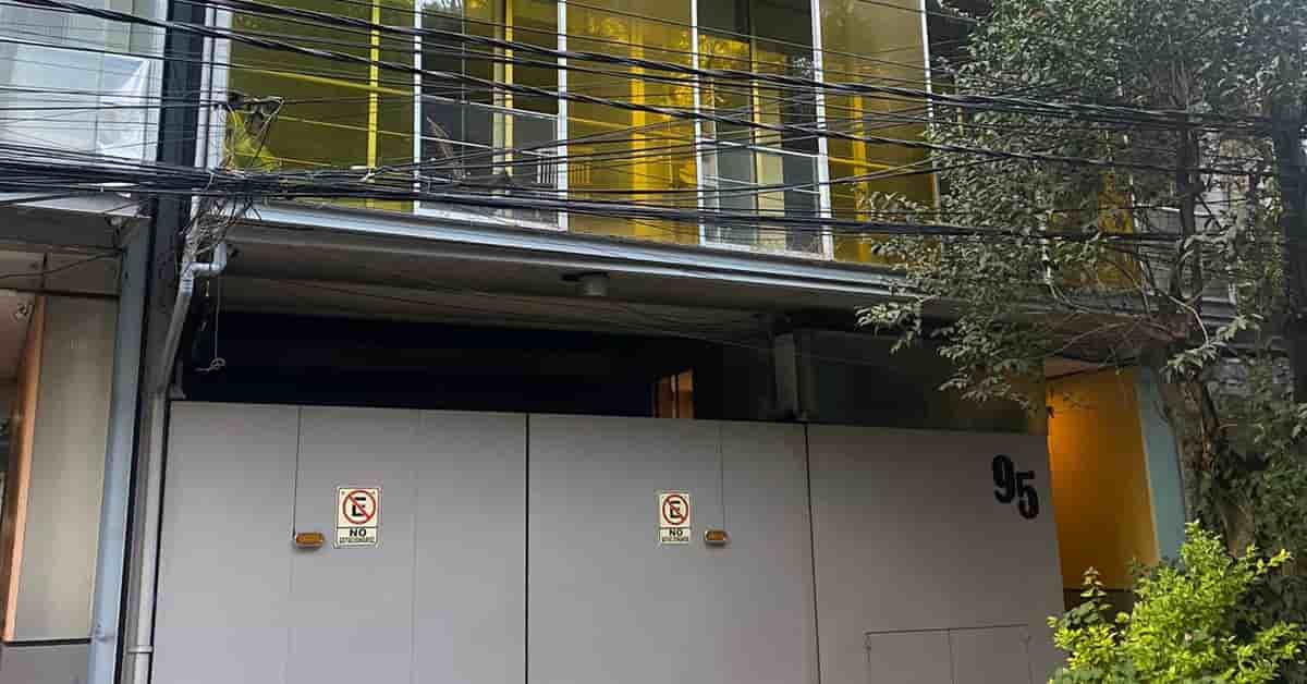 Fotografía real de un Estacionamiento que puedes rentar con SpotMe) de forma rápida y segura, ubicado en Hipódromo Condesa, CDMX.