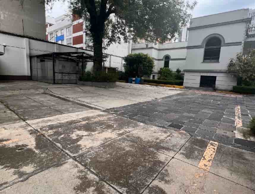 Fotografía real de un Estacionamiento que puedes rentar con SpotMe) de forma rápida y segura, ubicado en San Miguel Chapultepec I Sección, CDMX.