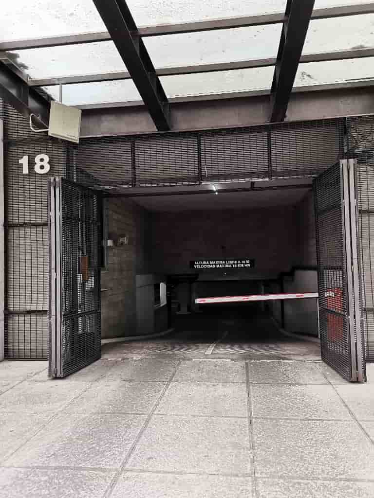 Fotografía real de un Estacionamiento que puedes rentar con SpotMe) de forma rápida y segura, ubicado en Hipódromo, CDMX. - Foto 1