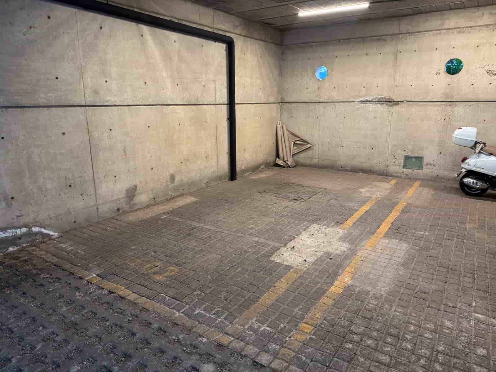Fotografía real de un Estacionamiento que puedes rentar con SpotMe) de forma rápida y segura, ubicado en Roma Norte, CDMX.