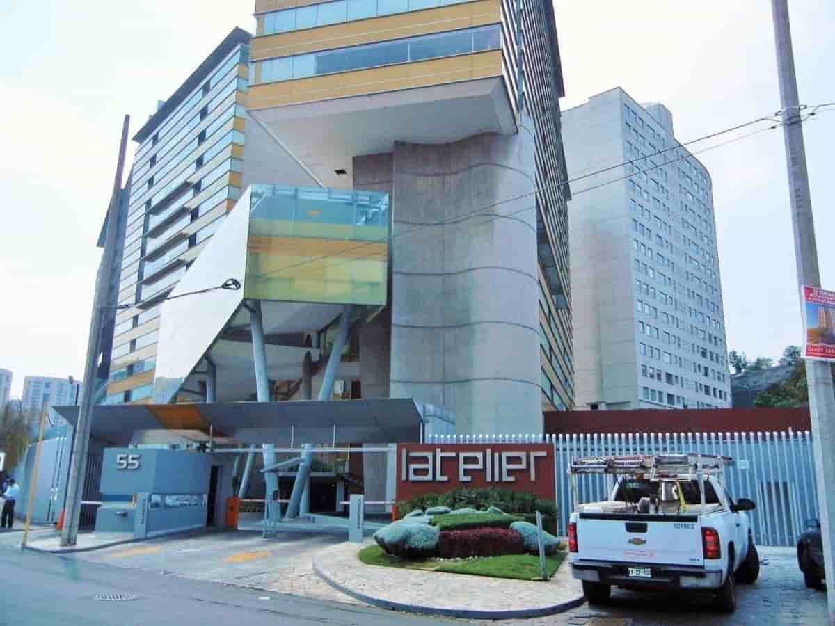 Fotografía real de un Estacionamiento que puedes rentar con SpotMe) de forma rápida y segura, ubicado en Santa Fe, CDMX.