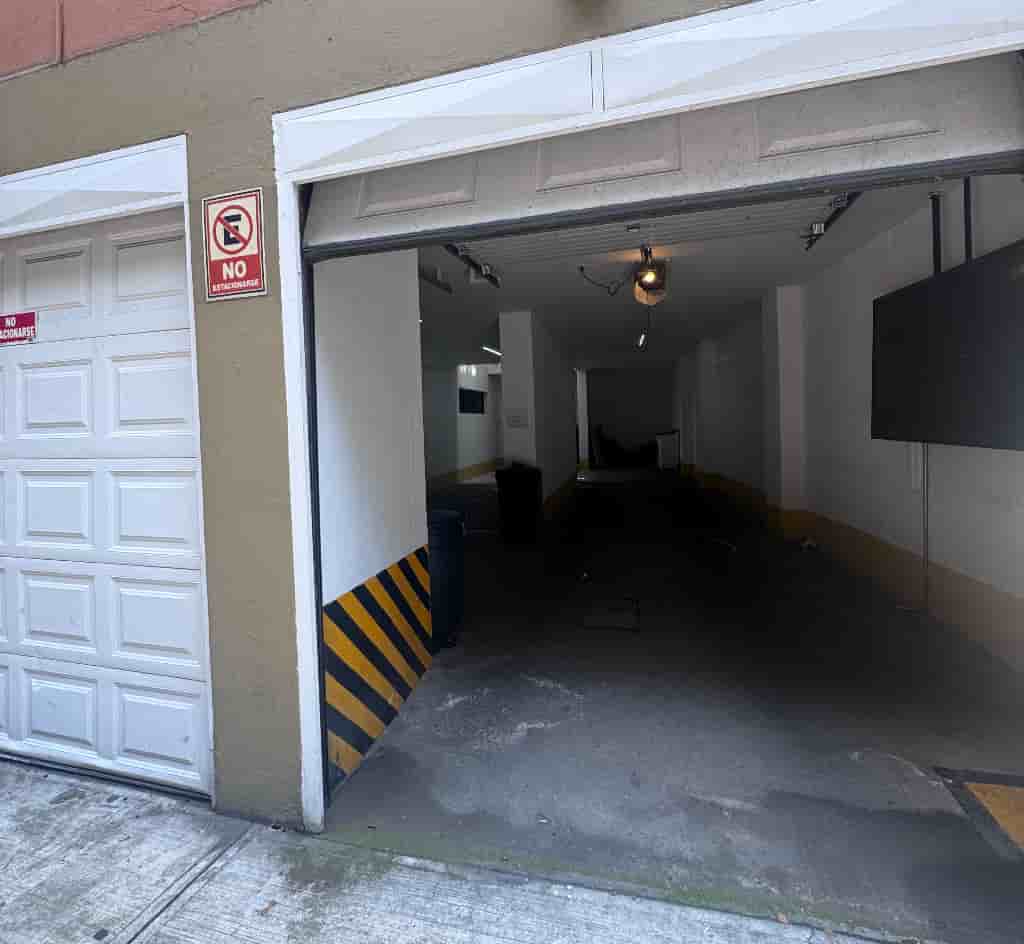 Fotografía real de un Parking que puedes rentar con SpotMe) de forma rápida y segura, ubicado en Insurgentes Mixcoac, CDMX. - Foto 1