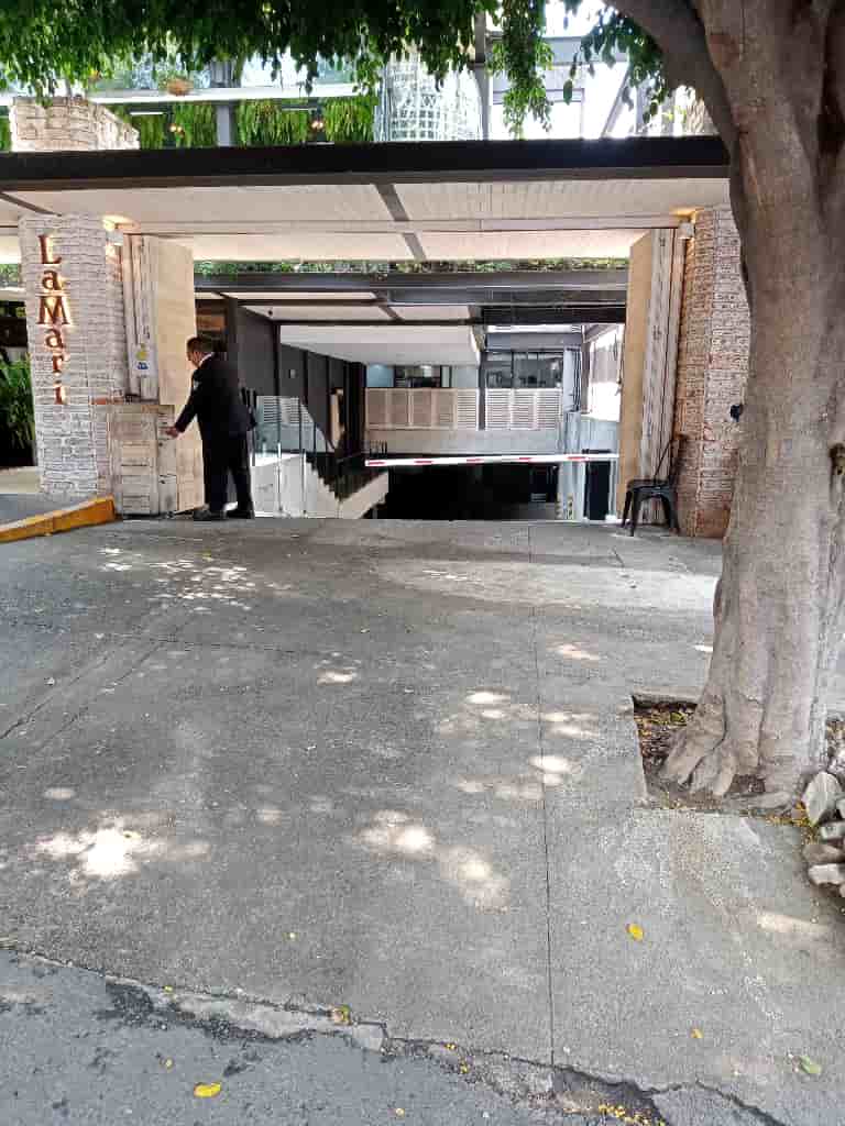 Fotografía real de un Parking que puedes rentar con SpotMe) de forma rápida y segura, ubicado en Lomas de Chapultepec, CDMX. - Foto 3