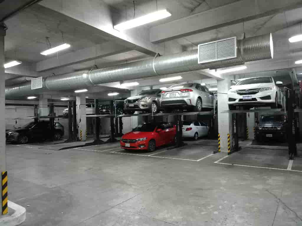 Fotografía real de un Estacionamiento que puedes rentar con SpotMe) de forma rápida y segura, ubicado en Lomas de Chapultepec, CDMX.