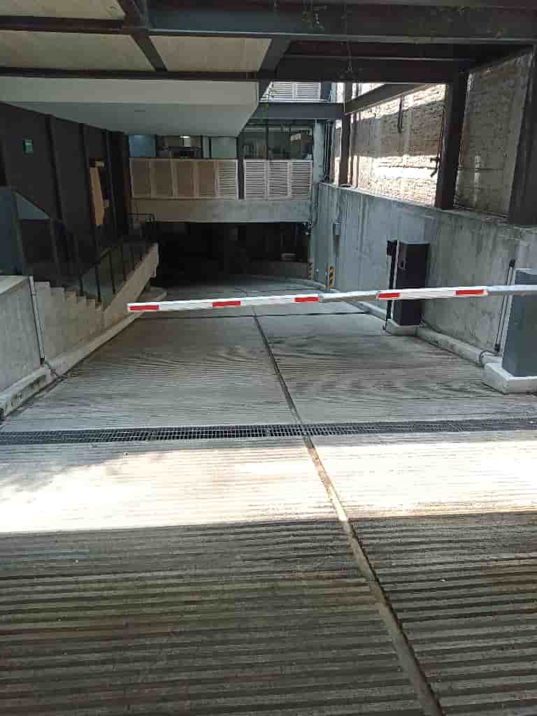 Fotografía real de un Parking que puedes rentar con SpotMe) de forma rápida y segura, ubicado en Lomas de Chapultepec, CDMX. - Foto 4