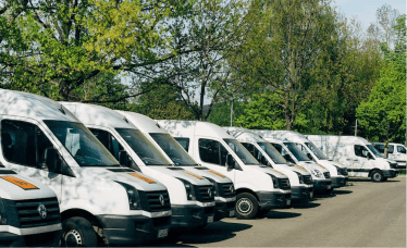 Flotilla de camionetas estacionadas en un amplio espacio para renta de estacionamiento encontrado a través de SpotMe, una app donde puedes encontrar estacionamiento en renta para una flotilla completa y que además te ayuda a saber cómo calcular la renta de un estacionamiento.