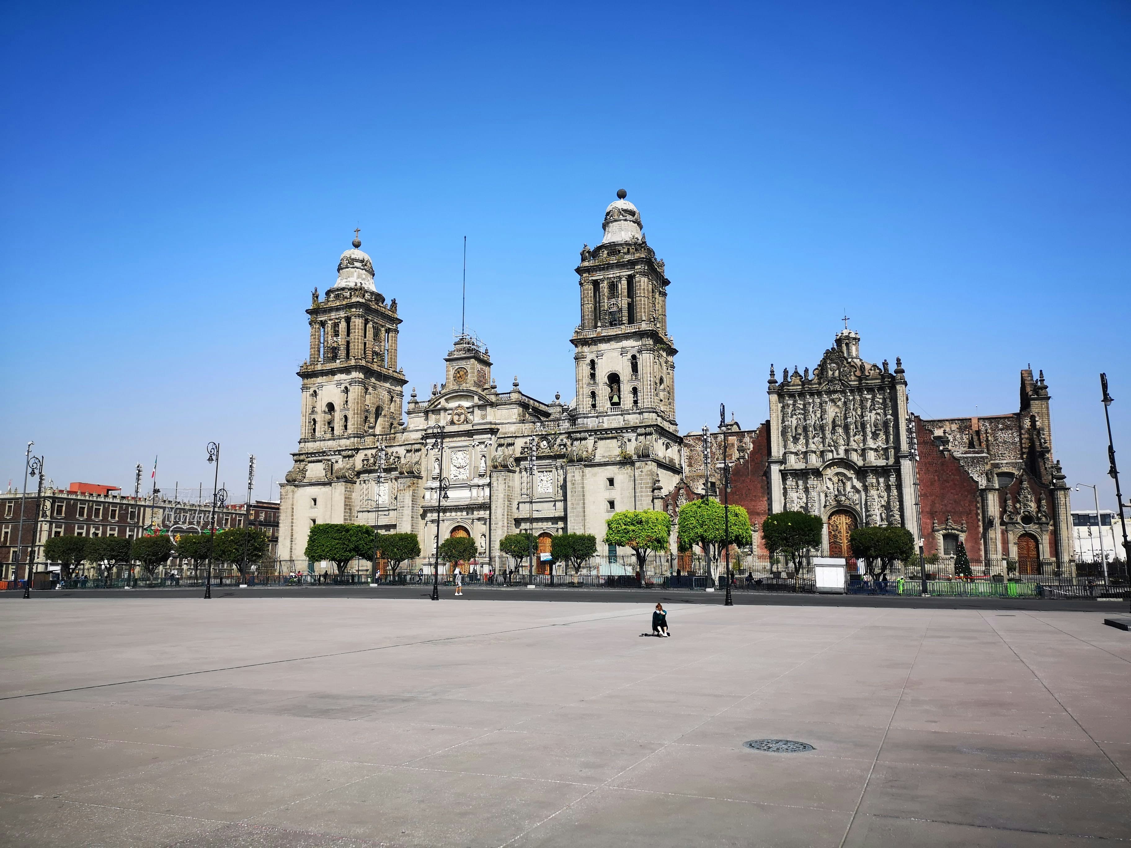 Descubre opciones de estacionamiento en renta cerca del Aeropuerto de la Ciudad de México con SpotMe. Encuentra cajones de estacionamiento seguros y convenientes.