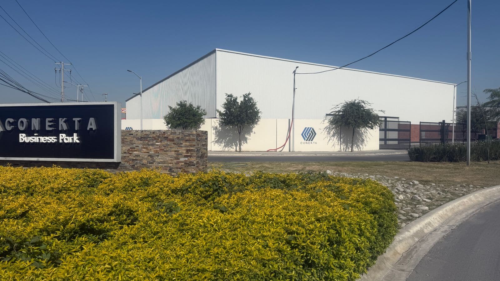 Industrial Warehouse 1,260 m² 22c3d0bb-3237-49ad-a6a9-5134d9273942