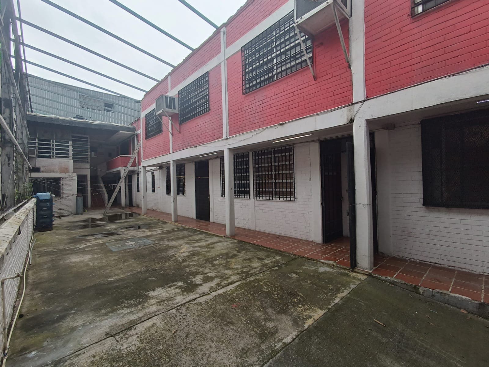 Fotografía real de un Parking que puedes rentar con SpotMe) de forma rápida y segura, ubicado en Tacuba, CDMX. - Foto 5