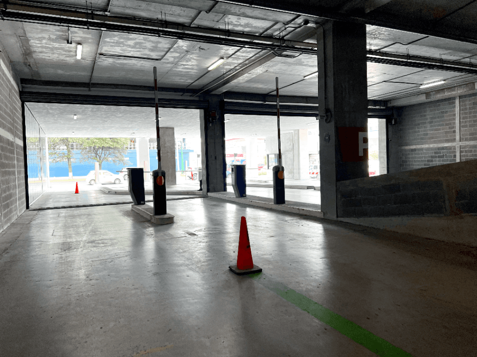 Fotografía real de un Estacionamiento que puedes rentar con SpotMe) de forma rápida y segura, ubicado en Monterrey, N.L.. - Foto 9