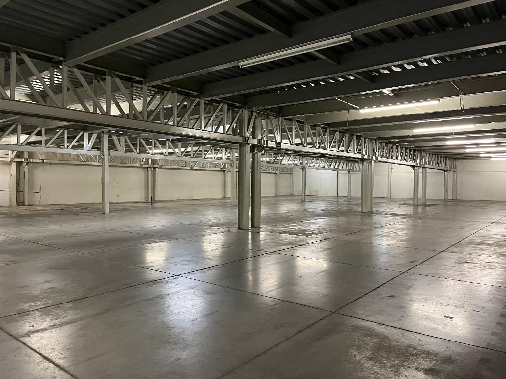 Industrial Warehouse 3,150 m² c6c4a655-c1b4-4d34-8339-6daa9d1132e6