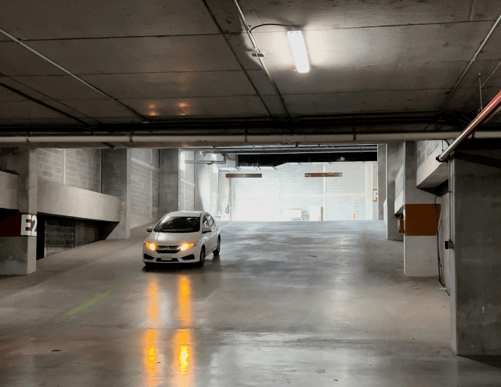 Fotografía real de un Estacionamiento que puedes rentar con SpotMe) de forma rápida y segura, ubicado en Monterrey, N.L.. - Foto 2