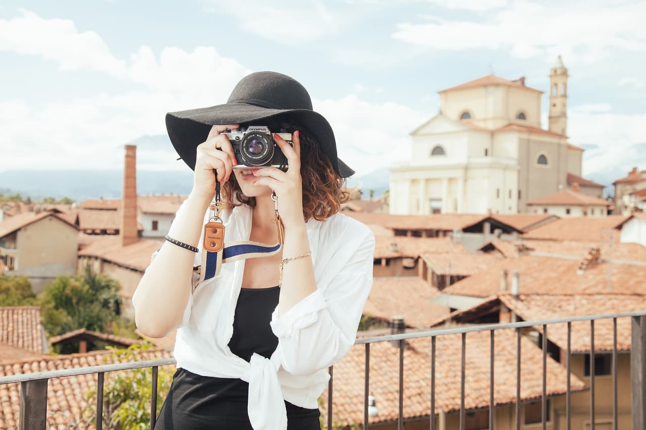 Earn some extra cash as you travel through passive income 