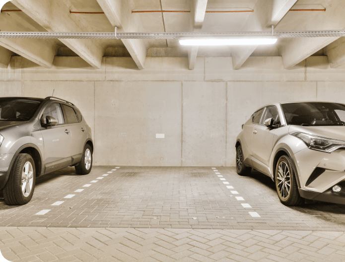 Un vehículo sedán estacionado en el estacionamiento de una persona que renta un espacio de estacionamiento disponible a través de una app para rentar estacionamiento como SpotMe. SpotMe conecta a quien busca como generar ingresos pasivos y se pregunta en cuanto se renta un cajon de estacionamiento con un usuario que está en busca de un cajón de estacionamiento para rentar.