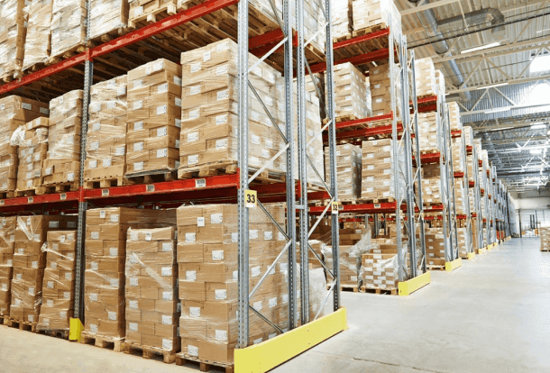 Bodega comercial con anaqueles de pallets y mercancía — SpotMe