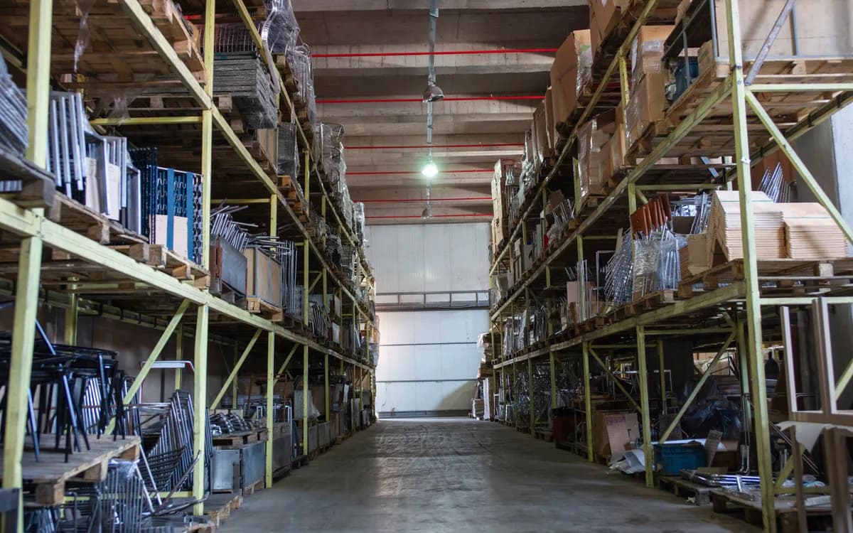 Interior de una bodega comercial con racks y tarimas