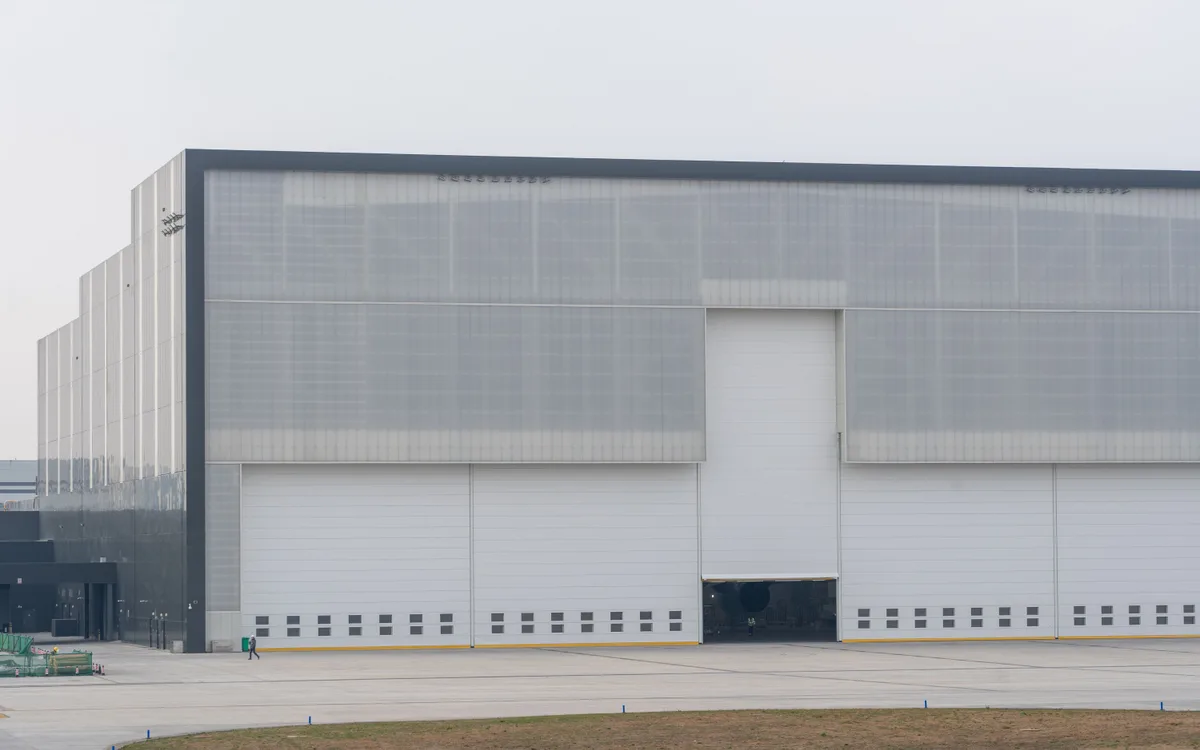 Exterior de una nave industrial moderna con andenes de carga