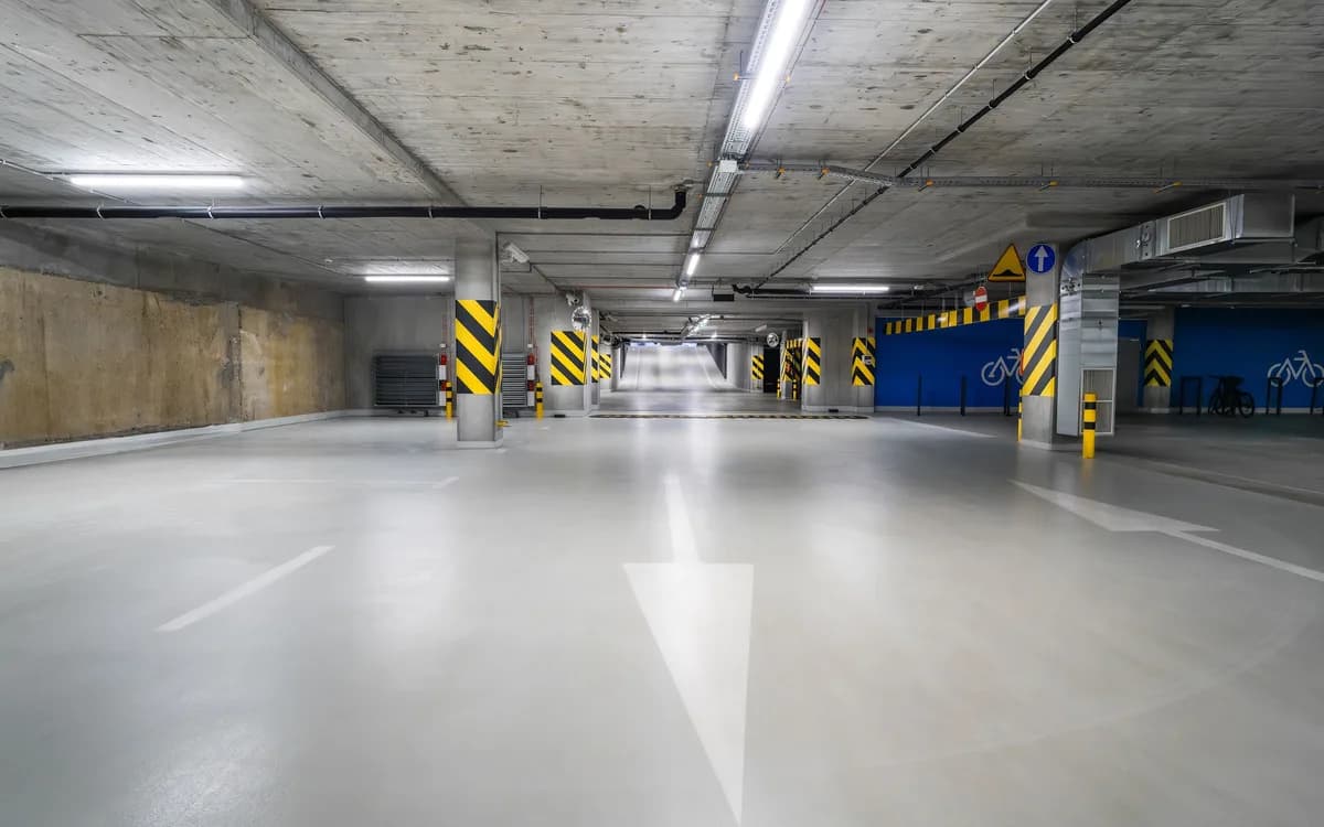 Estacionamiento techado con cajones marcados y buena iluminación
